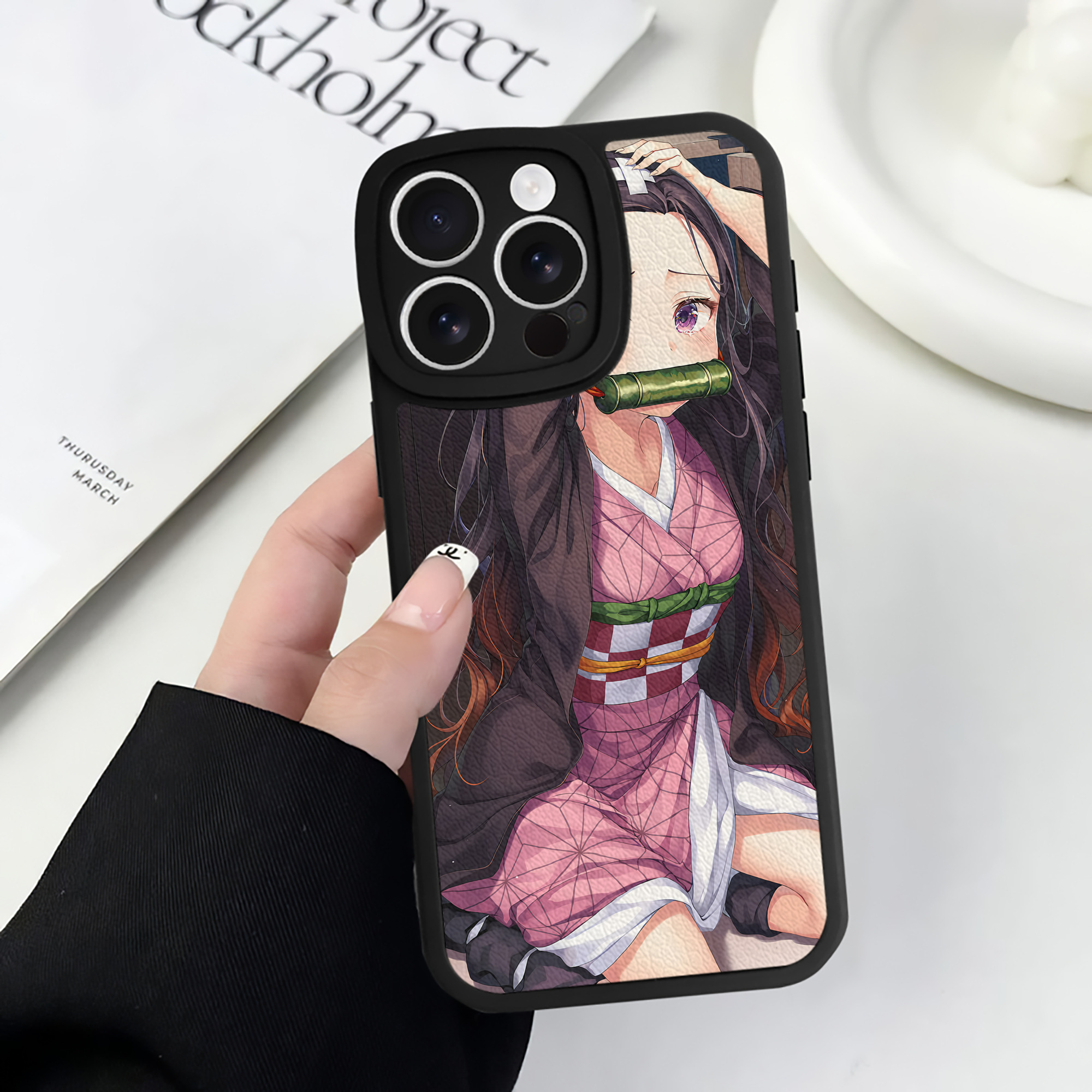 （画像用） 鬼滅の刃（きめつのやいば）竈門 禰󠄀豆子／かまど ねずこ Kamado Nezuko 【iPhone 16シリーズ対応】シリコンスマホケース（レザー調） 材質：シリコン